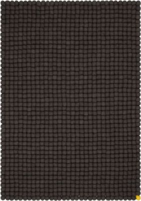 Rechteckiger, dunkelgrauer Filzteppich (200x300 cm) von myfelt, gefertigt aus vielen kleinen Filzkugeln.